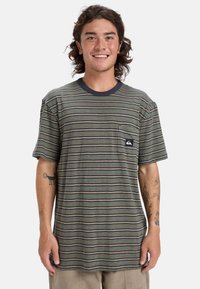 Stribet kortærmet t-shirt i grøn, navy og beige. Har en brystlomme med et logo, ribbet krave og en afslappet pasform.