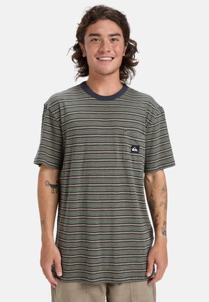 Gestreepte t-shirt met korte mouwen in groen, marineblauw en beige. Beschikt over een borstzak met een logo, een geribde kraag en een relaxte fit.