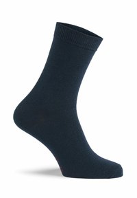 Jedna tmavomodrá ponožka po členky s žebrovaným okrajom, vystavená na naklonenej nohe v tvare nohy na bielom pozadí.