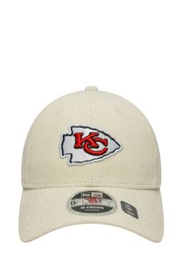 Beige Cord-Gebräu-Kappe mit einem gestickten Kansas City Chiefs-Logo in Rot und Weiß. Mit einem gebogenen Schirm und verstellbarem Riemen.
