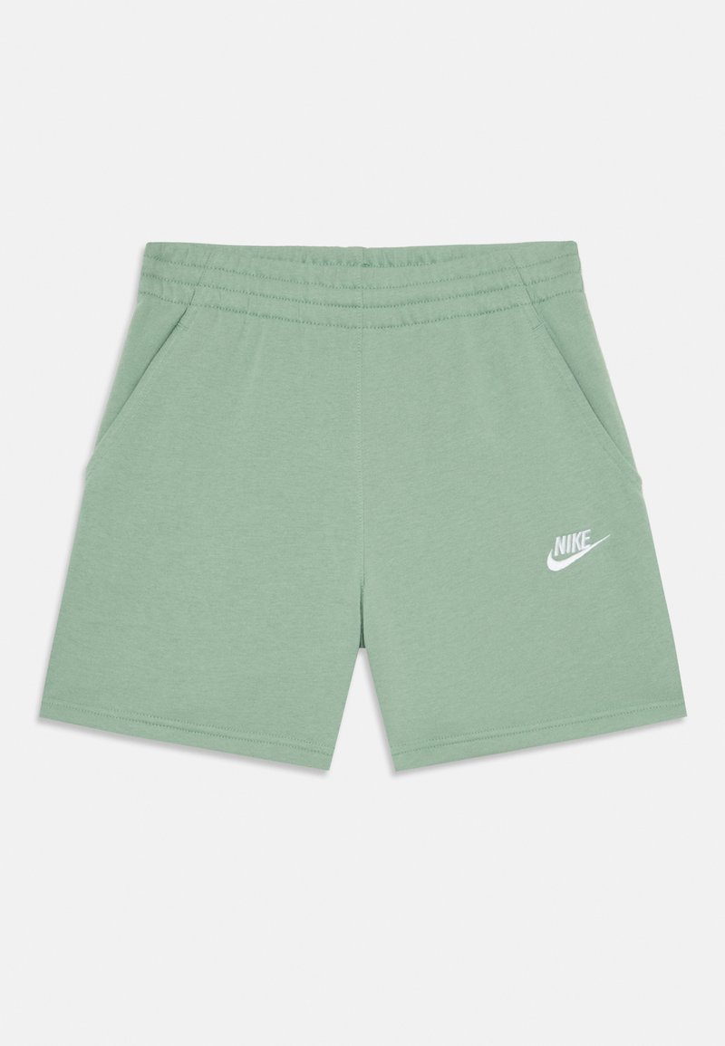 Vihreät puuvillashortsit, joissa on joustava vyötärö, kaksi sivutaskua ja valkoinen Nike-logo edessä. Standardi urheilullinen istuvuus.