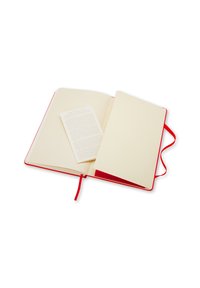 Quaderno rigido rosso con pagine crema vuote, una tasca laterale e un segnalibro in nastro. Include un documento di testo riposto all'interno.