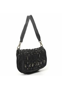 Bolso de hombro de cuero negro con textura trenzada y tachuelas metálicas. Presenta una forma rectangular y una sola correa plana para llevar.