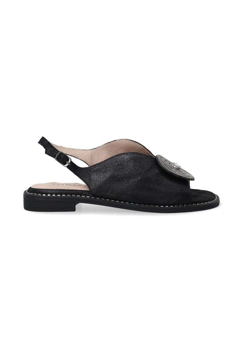 Schwarzer Wildleder Slingback-Schuh mit runder Zehenform, dekorativem silbernen Akzent und einer flachen Sohle mit kontrastierenden Steppnähten.