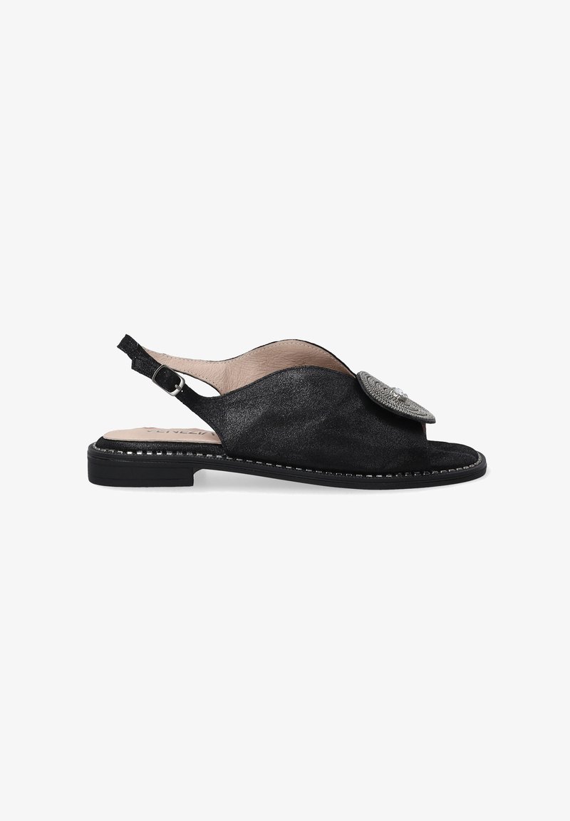 Chaussure à talon ouvert en suede noir avec un bout rond, accent décoratif en argent et une semelle plate avec un détail de couture contrasté.