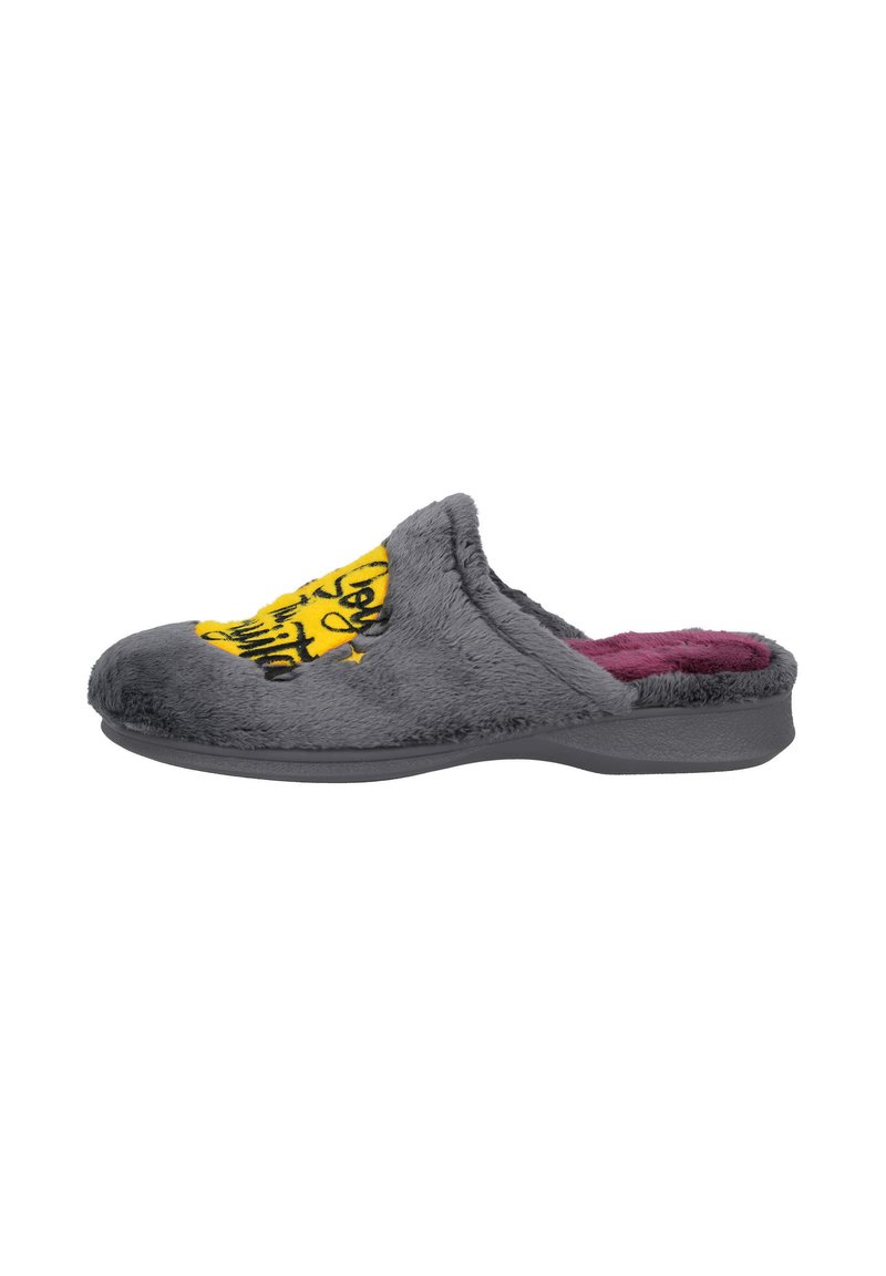 Zapatillas grises y peludas con una textura suave, suela moldeada negra y un diseño gráfico amarillo en la parte superior. Forradas con un material morado en contraste.