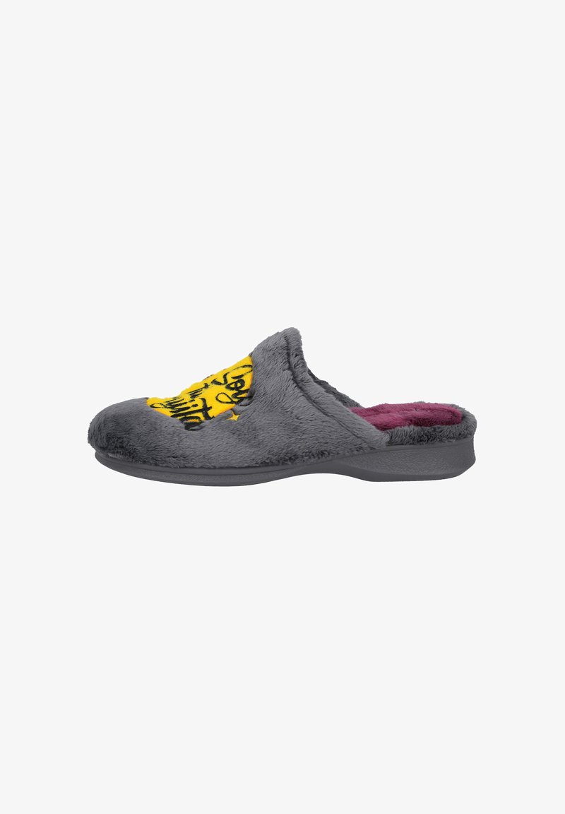 Zapatillas grises y peludas con una textura suave, suela moldeada negra y un diseño gráfico amarillo en la parte superior. Forradas con un material morado en contraste.