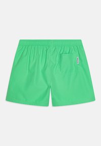 Gröna simshorts i lätt material, med ett elastiskt midjeband, en bakficka och en slät yta.