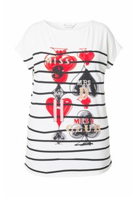 Camiseta blanca de manga corta con rayas horizontales negras. El gráfico frontal muestra corazones rojos, símbolos de trébol y elementos de texto en varios colores.