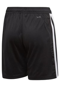 Pantalones cortos deportivos negros con una textura suave, cinturilla elástica, rayas blancas en los lados y bolsillos laterales. Aptos para deportes y uso casual.