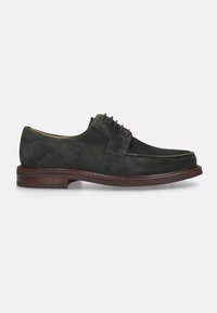 Donkergroene suede veterschoen met een ronde neus, bruine leren zool en contrasterende bruine veters. Gladde textuur met minimale details.