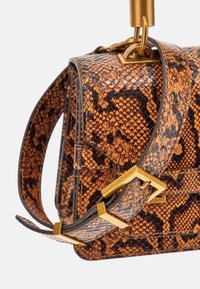 Ruda ir oranžinė gyvačių odos rankinė su auksiniais aksesuarais, struktūrizuota forma ir reguliuojama petneša su geometriniu sagties detalė.