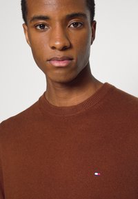 Tommy Hilfiger PIMA ORG CTN CASHMERE CREW NECK - Camisola - heritage brown