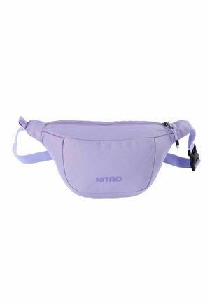 Lavendelfarbene Bauchtasche mit verstellbarem Gurt, Reißverschluss, Vordertasche und "NITRO" Logo vorne in der Mitte.