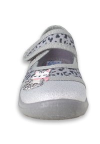 Silberfarbene Stoffschuhe mit einem Klettverschluss, ausgestattet mit einem grauen Leopardenmuster und einem Kätzchen-Design auf der Zehenpartie. Gummisohle, leichte Bauweise.