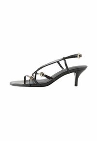 Sorte patentlæder sandaler med tynde stropper, der har gyldne cirkulære detaljer og en lav hæl. Åben tå design med en minimalistisk silhuet.