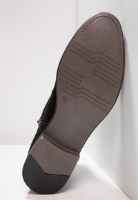 Pier One Botines con cordones - black