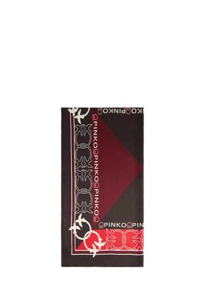 Sciarpa rettangolare con motivi geometrici neri, rossi e bianchi, caratterizzata da testo ripetuto "PINKO" e motivi stilizzati di uccelli e catene.