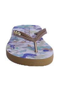 Chanclas diseñadas con un patrón abstracto en blanco y tonos pastel en la planta. Presentan una correa trenzada en tono marrón con acentos dorados. Suela plana.
