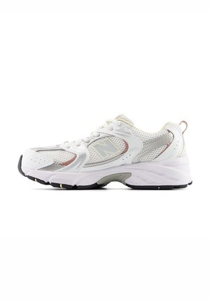 Chaussure de sport en mesh blanc et gris avec semelle rembourrée, lacets et accents subtils beige et rose, montrée en profil latéral.
