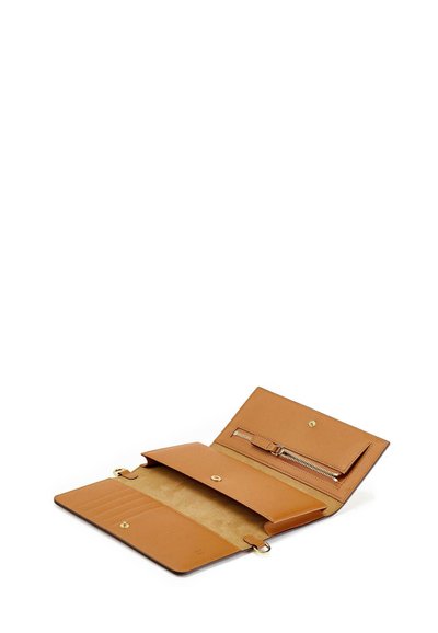 Portefeuille en cuir tan avec plusieurs compartiments, y compris une section zippée, des emplacements pour cartes et un fermoir magnétique. Texture lisse.