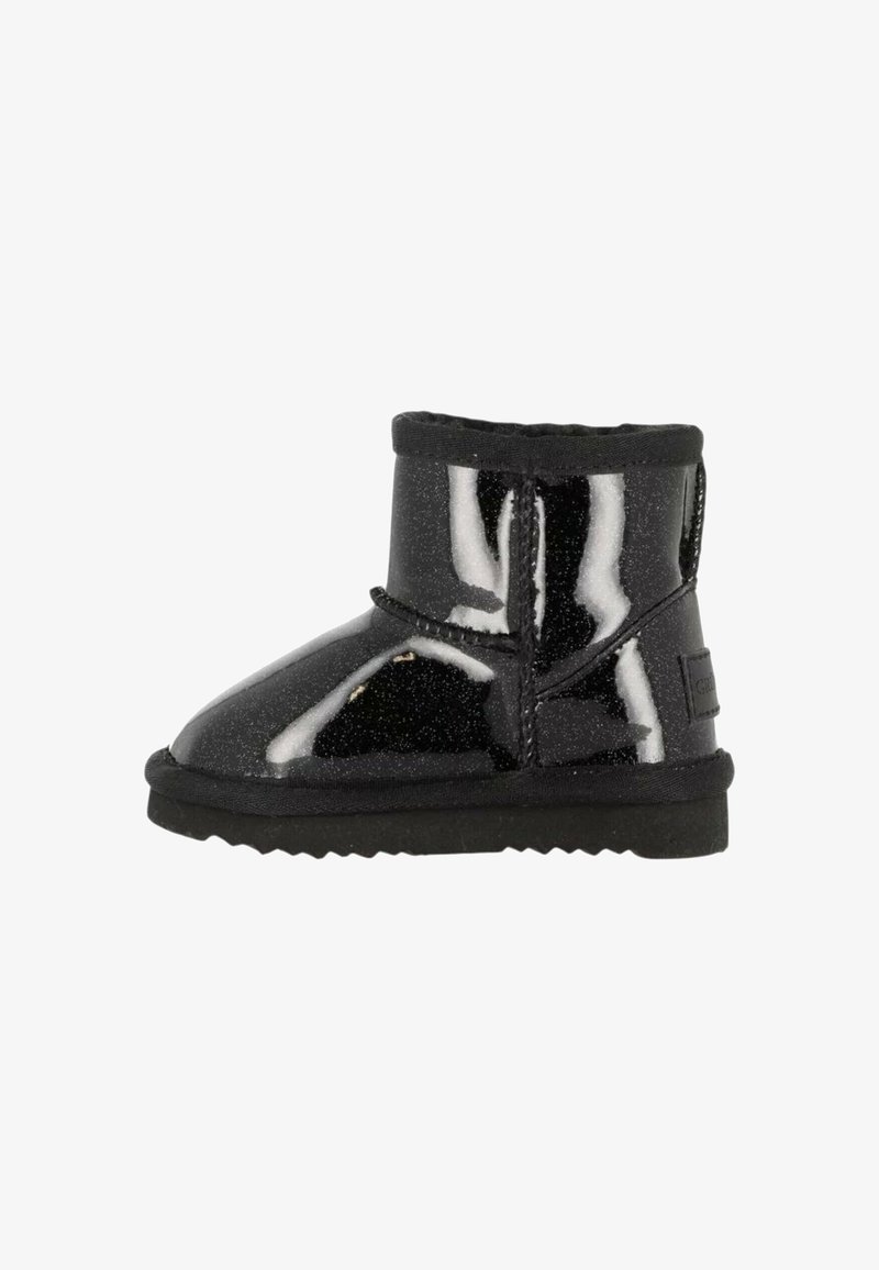 Stivaletto in pelle verniciata nera con finitura testurizzata, fodera morbida, fascia elastica e suola in gomma nera testurizzata.