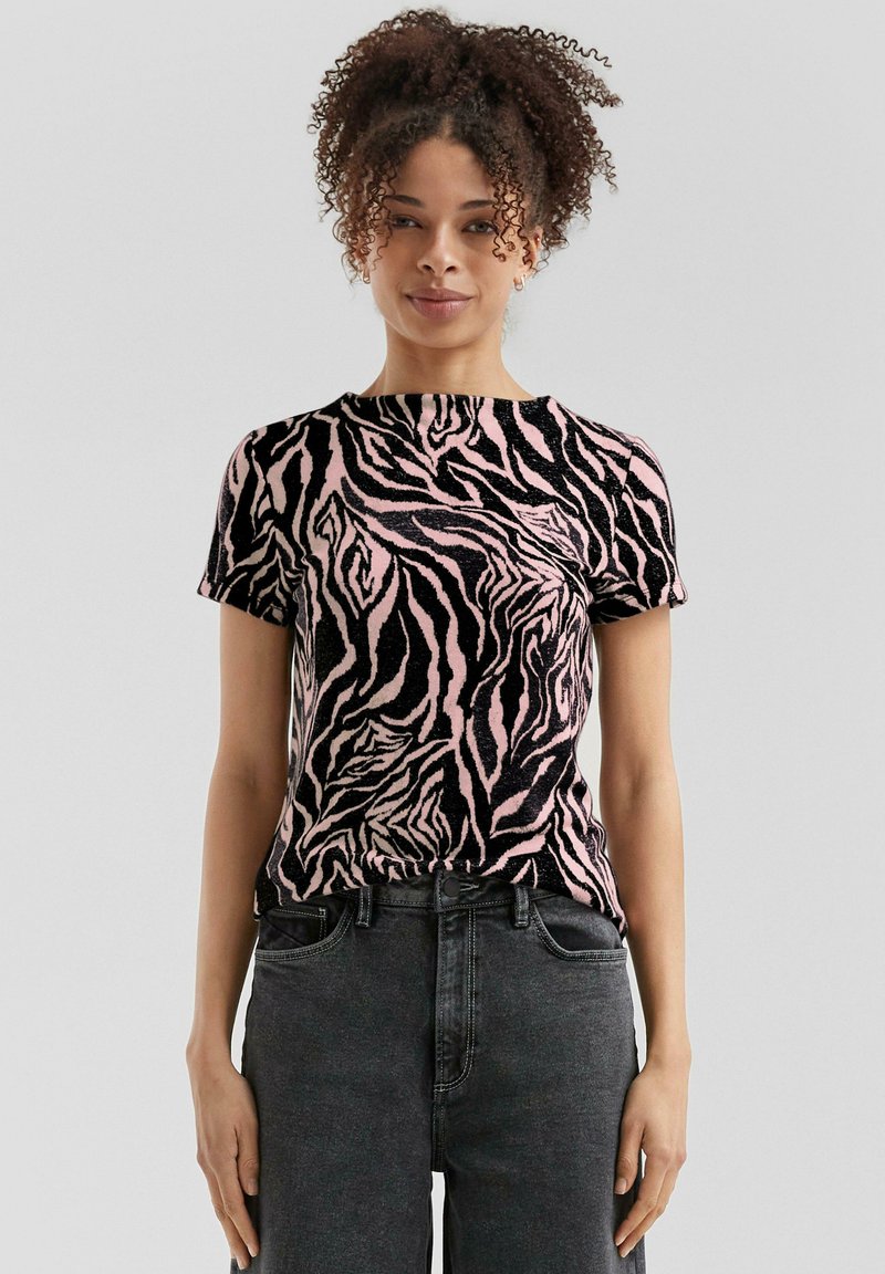Korte mouwen top in roze en zwarte zebraprint, met een ronde halslijn en een soepele textuur, gecombineerd met hoge taille donkere jeans.