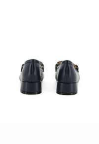 Scarpe in pelle blu navy con tacco basso a blocco, caratterizzate da una superficie liscia e un design semplice. Cinghie regolabili sui lati.