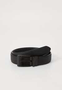 Cinturón de cuero negro con superficie texturizada, que presenta una hebilla rectangular en metal negro. El cinturón tiene un forro interior suave y extremos acampanados.
