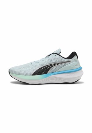 Chaussure de sport bleu clair avec tige en maille, rayures noires et argentées, semelle blanche rembourrée et accent turquoise près de la base.