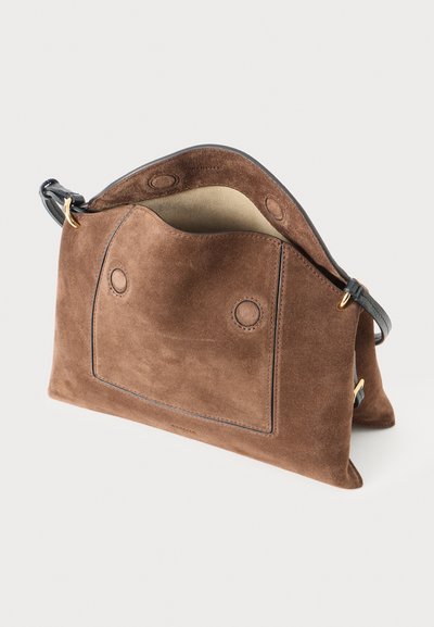 Geantă din suede maro cu o textură moale, având o formă rotundă, accente din piele neagră și detalii de cusătură vizibile. Design cu deschidere superioară.