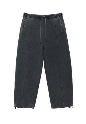 Pantaloni de trening scurtați, de culoare gri închis, cu talie elastică, buzunare frontale, șnur și tivuri reglabile.