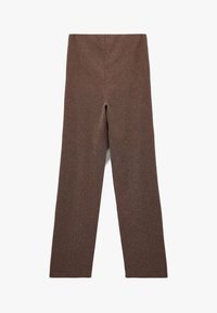 Bruine geribbelde gebreide broek met een hoge taille en rechte pijpen, met een textuurstof voor visuele diepte en een gladde afwerking.