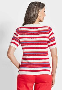 Rood-wit-blauwe gestreepte gebreide trui met korte mouwen, ronde hals, zijsplitten en ribbelstructuur.