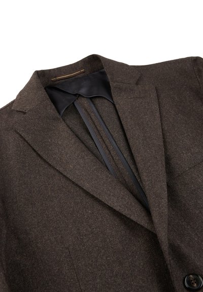 Blazer in lana marrone con un tessuto testurizzato, revers a punta e fodera nera liscia. Presenta una chiusura a un bottone e dettagli di cucitura minimi.
