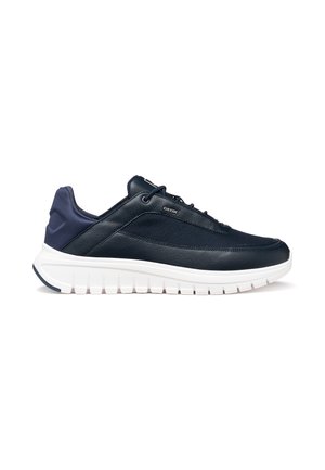 Sneaker blu navy con tomaia in mesh e pelle, suola bianca spessa, design con lacci e piccolo logo "Geox" sul lato.