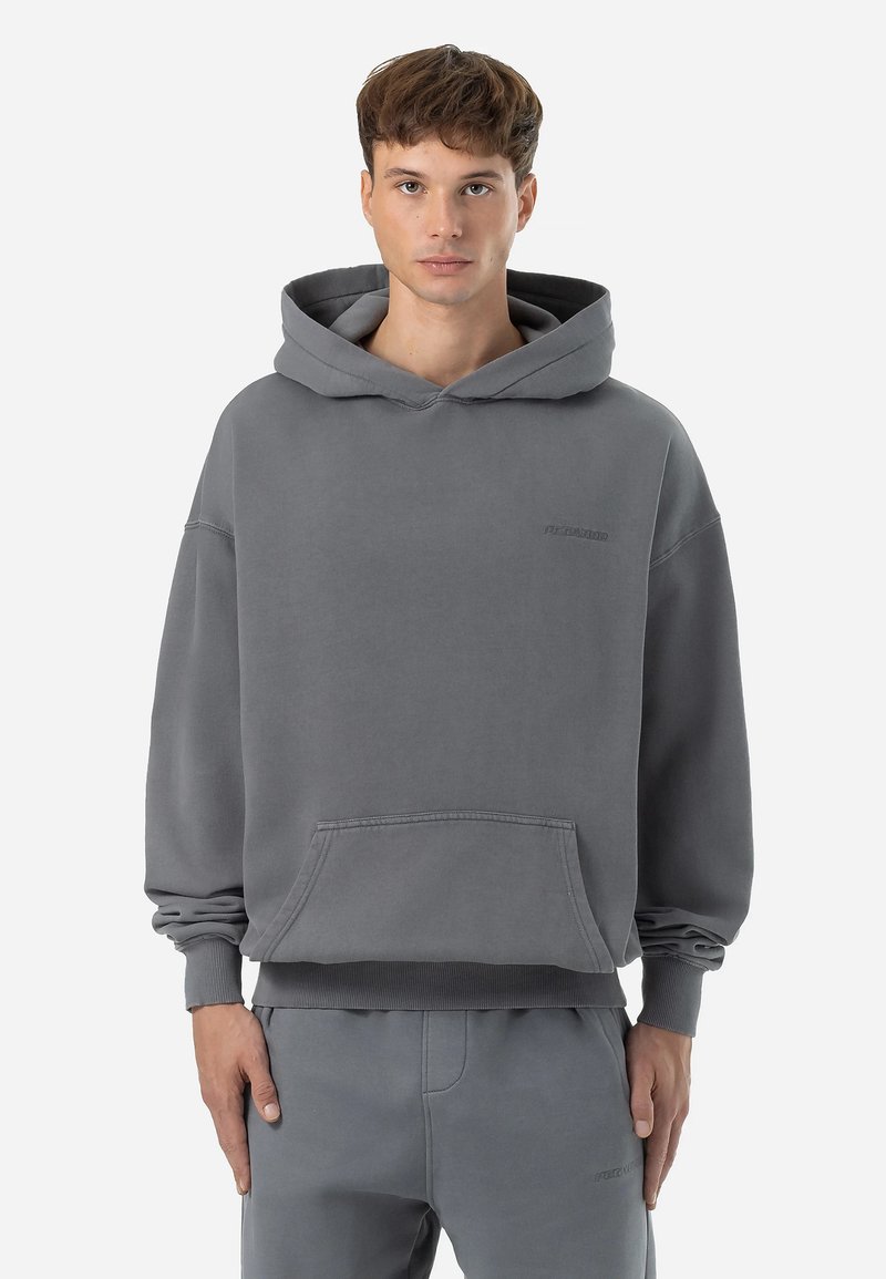 Grauer Baumwoll-Hoodie mit einer Kängurutasche und gerippten Bündchen. Verfügt über eine große Kapuze und dezente Branding auf der Brust. Lockerer Schnitt.