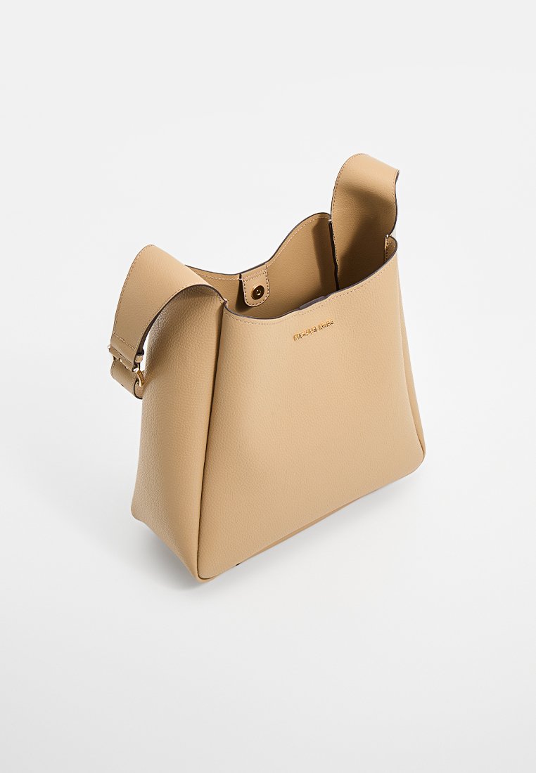 Beige leren handtas met een gestructureerd ontwerp, open bovenkant en verstelbare schouderbanden. Gladde textuur en minimalistische hardware accenten.