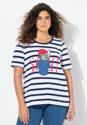 Stribet navy- og hvid t-shirt med et grafisk motiv af en kat i en rød hat, med ordet "SMALL" i rødt tekst nedenfor. Korte ærmer og rund hals.