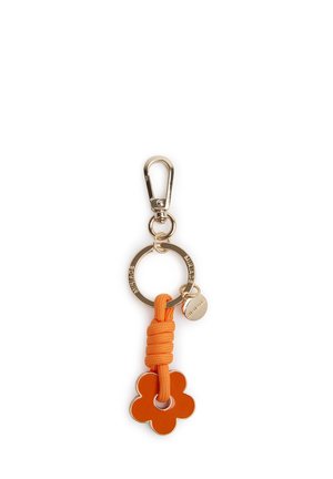 Portachiavi dorato con cordoncino arancione avvolto e attaccato a un ciondolo a forma di fiore arancione e a una piccola targhetta rotonda dorata.