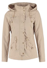 Giacca leggera beige con cappuccio, bottoni a scatto, vita regolabile e due tasche laterali. Tessuto morbido con dettagli in hardware tono oro.