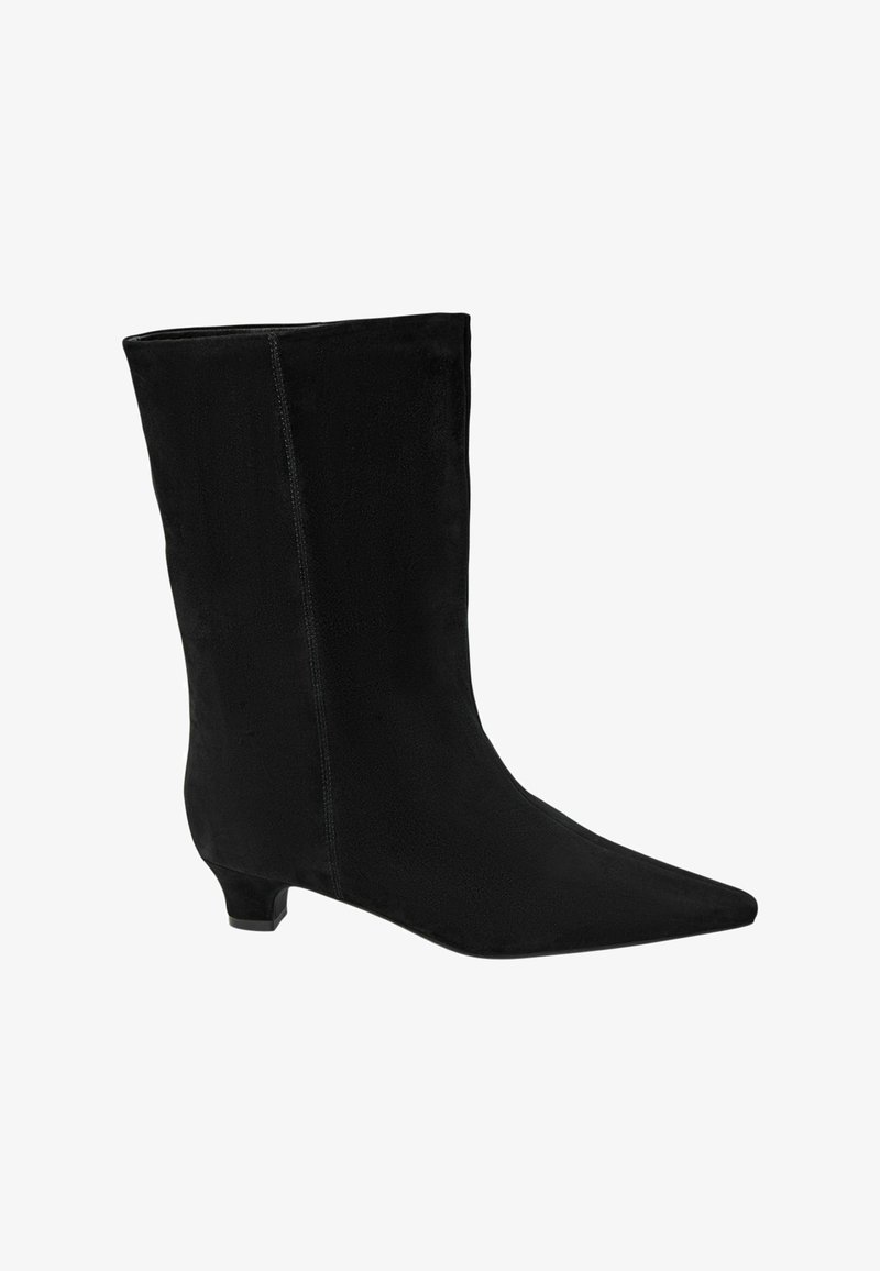 Črna semiš gležnarica s koničastim prstom in nizko blok peto. Ponaša se z gladko teksturo in čistim šivom ob šivu.