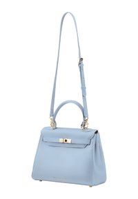 Sac à main en cuir texturé bleu clair avec une poignée supérieure, une bandoulière réglable, des accessoires en or et une fermeture à rabat.