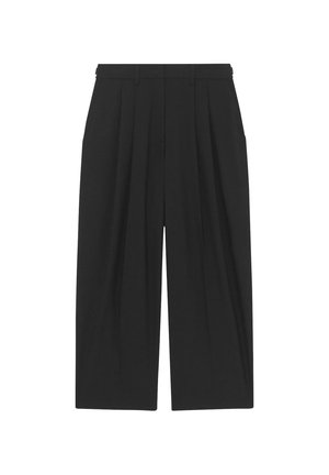 Pantalons noirs à large jambe avec plis, passants de ceinture et une texture de tissu lisse. Le design offre une coupe décontractée et s'arrête au-dessus de la cheville.