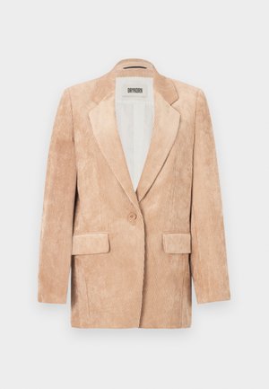 Bež žametni blazer z enim gumbom, z zarezanimi reverji in dvema sprednjima žepoma. Mehka tekstura z navpičnimi rebrami po celotni površini.