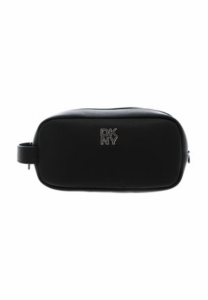 Trousse de toilette rectangulaire en cuir noir avec une poignée latérale et un logo DKNY argenté sur le devant.