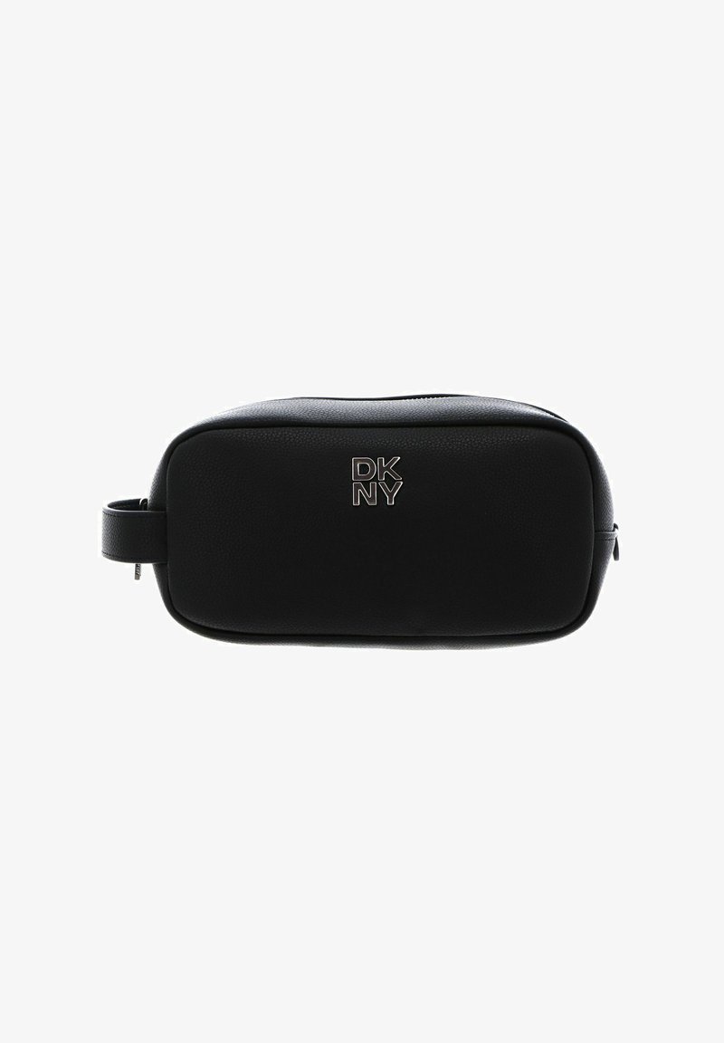 Trousse de toilette rectangulaire en cuir noir avec une poignée latérale et un logo DKNY argenté sur le devant.