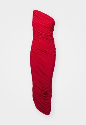 Vestido vermelho, sem alças, em estilo bodycon, apresentando tecido franzido para uma textura drapeada, comprimento longo e uma silhueta elegante.