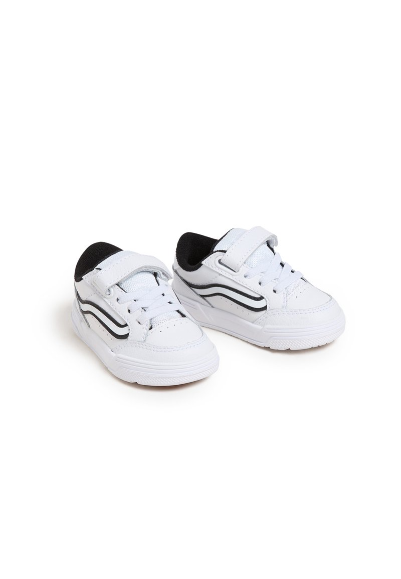 Baskets blanches avec un intérieur noir, dotées de deux paires de lacets et d'un motif de bandes noires sur le côté. Sangle Velcro pour un maintien sécurisé.