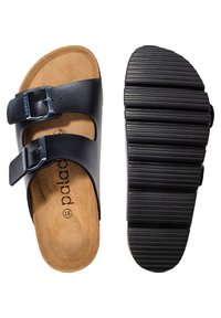 Svart sandaler med två remmar och spänne, korkinlägg, och strukturerad gummisul med horisontella ränder.